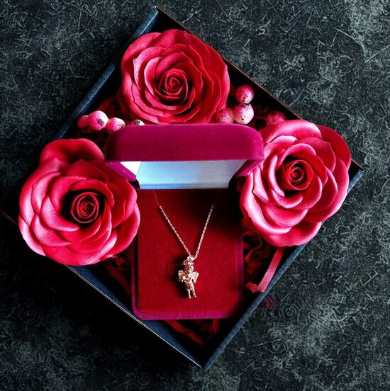 Подарочный набор для женщины с серебряной цепочкой и кулоном-ангелом – «Прикосновение ангела»